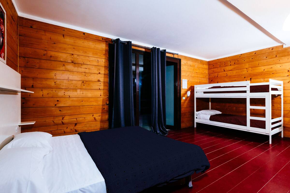Decoración personalizada, cortinas blackout, wifi gratis y ropa de cama