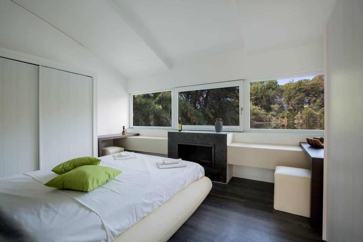 Decoración personalizada, cortinas blackout, wifi gratis y ropa de cama