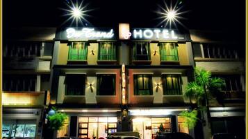 Bagian depan properti - sore/malam