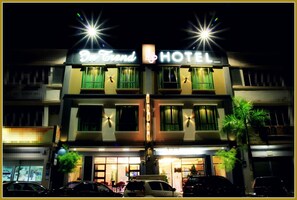 Vista frontal de la propiedad por la tarde o noche