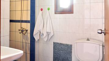 Basic Triple Room | Bathroom