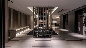 A modern hotel corridor with a central seating area, a patterned floor, and a contemporary design. - Hotel Ann Asakusa (Tokyo)