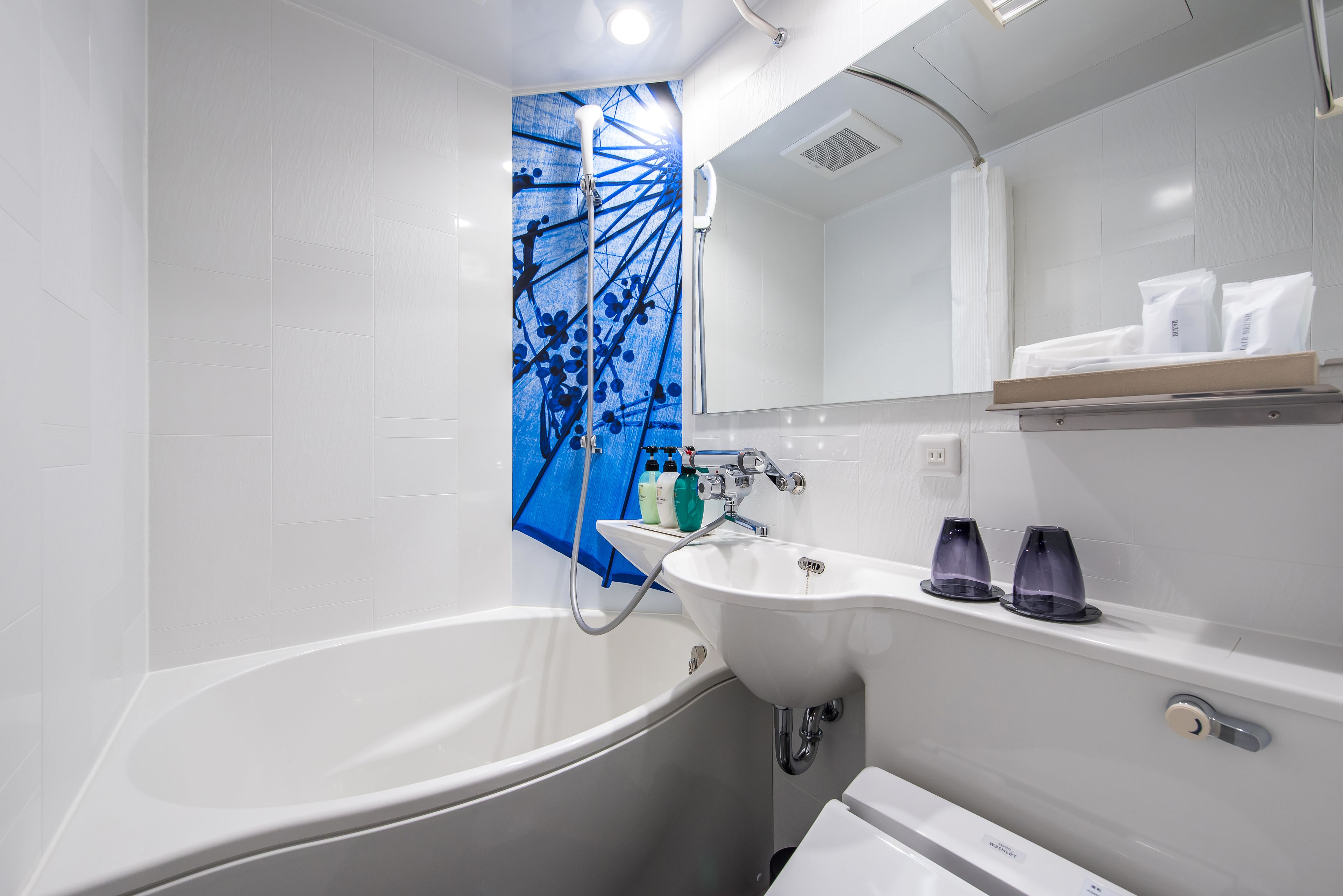 combined shower/bathtub, hair dryer, slippers, towels