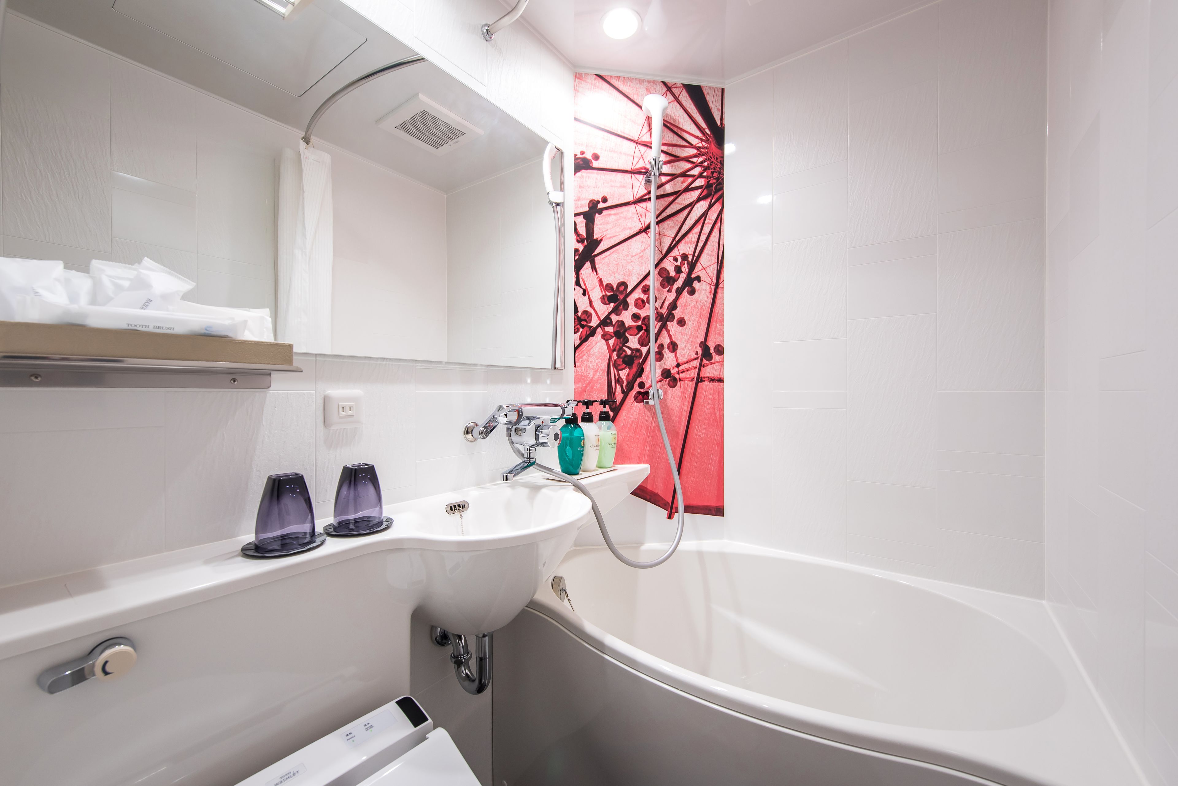 combined shower/bathtub, hair dryer, slippers, towels