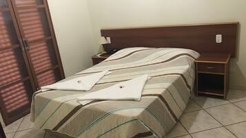 Quarto casal, 1 cama de casal, para não fumantes | Frigobar, escrivaninha, Wi-Fi de cortesia, roupa de cama