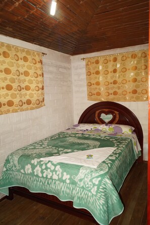 Blackout drapes, free WiFi, bed sheets, wheelchair access - Hostal Rosita Guayama Quilotoa (Chugchilan)