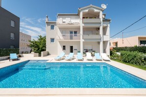 Outdoor pool, free pool cabanas, pool loungers - Apartments Maestral (Split)