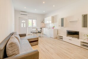 Apartment, 1 Bedroom | Living area