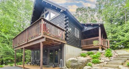All-Season Log Cabin Escape! 11 Mi to Cranmore Mtn