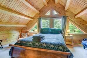 4 bedrooms, desk, iron/ironing board, travel cot - All-Season Log Cabin Escape! 11 Mi to Cranmore Mtn (Conway)