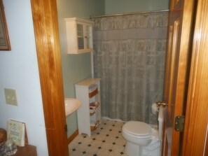 Ensemble douche/baignoire, serviettes fournies, shampoing