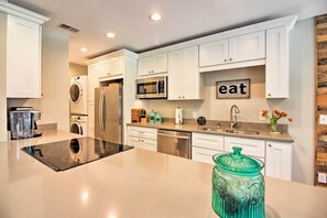 Geladeira, micro-ondas, cooktop, lava-louças