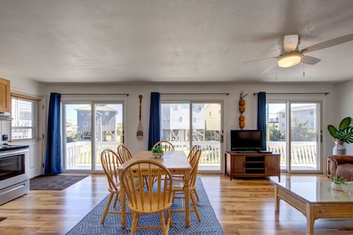 Semi-Oceanfront Beach Cottage II. Access across street to shops and restaurants
