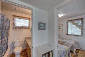 Combined shower/bathtub, towels