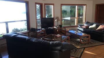 Smart-TV, peis og bøker