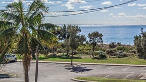 Ein Parkplatz mit Blick auf das Meer und Palmen.