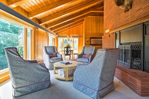 Televisión, chimenea y reproductor de DVD 