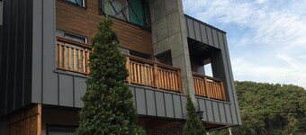 Moderni tyyli 3-kerroksinen talo