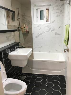 淋浴/盆浴组合、吹风机、坐浴桶、毛巾