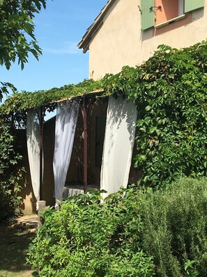 Exterior detail - Lovely 2 to 4 person rental, private pool 5000m2, 12km from Avignon (Saint-Saturnin-Lès-Avignon)