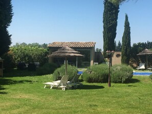 Property grounds - Lovely 2 to 4 person rental, private pool 5000m2, 12km from Avignon (Saint-Saturnin-Lès-Avignon)
