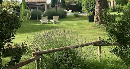 Lovely 2 to 4 person rental, private pool 5000m2, 12km from Avignon