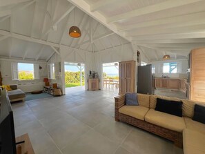 Smart-TV, Bücher, Stereoanlage