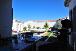 Outdoor dining - 5min walk from the north beach, modern villa with private heated pool (Rivedoux-Plage)