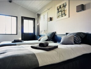 4 habitaciones, tabla de planchar con plancha y cuna de viaje