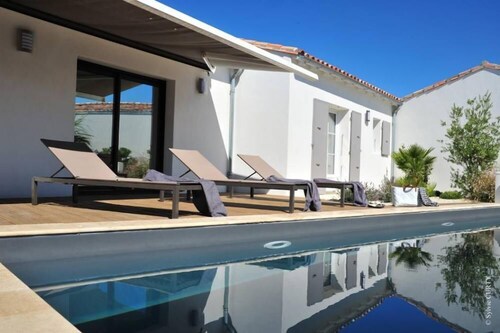 5min walk from the north beach, modern villa with private heated pool