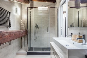 Dusche, Haartrockner, Bidet, Handtücher