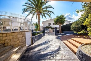 Property grounds - VILLA 200 MTS FROM THE SANDY BEACH + 5 BEDROOMS ( WITH AIR C. ) + PRIVATE POOL (L'Ampolla)