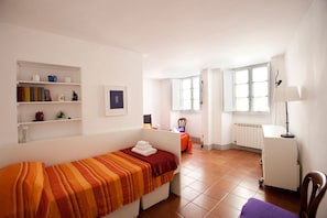 4 Schlafzimmer, Schreibtisch, Bügeleisen/Bügelbrett, Reisekinderbett