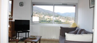 appartement confortable et ensoleillé avec grande terrasse et vue sur la montagn
