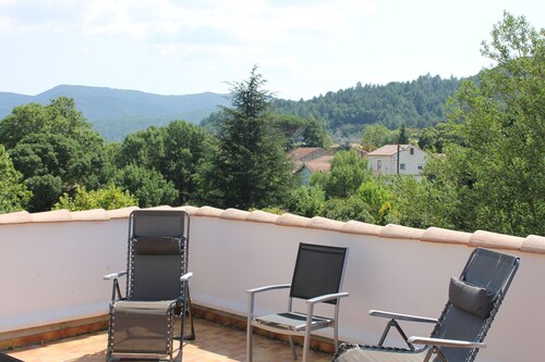 appartement confortable et ensoleillé avec grande terrasse et vue sur la montagn