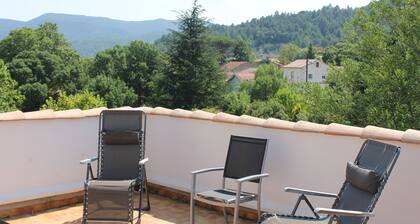 appartement confortable et ensoleillé avec grande terrasse et vue sur la montagn
