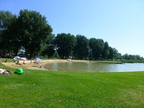 Beach nearby, sun loungers - Modern apartment of 75 m2 at Lake Balaton in Keszthely (Keszthely)