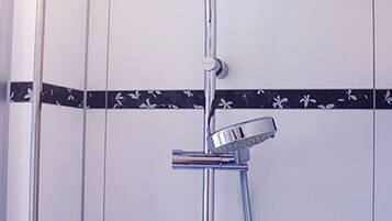 Dusche, Haartrockner, Handtücher, Seife