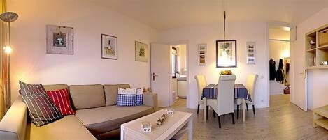 Fernseher, DVD-Player, Bücher, Videothek