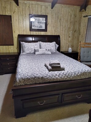 3 bedrooms, desk, iron/ironing board, WiFi
