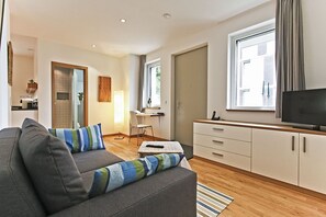 Una televisión, un reproductor de DVD, libros, una videoteca