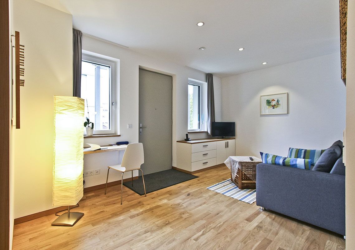 Fernseher, DVD-Player, Bücher, Videothek