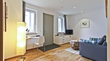 TV, DVD-spiller, bøker og filmbibliotek