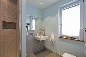 Dusche, Haartrockner, Bidet, Handtücher
