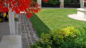 A house with a stone pathway leading to a covered patio area. - 🌿 Chambres d'Hôtes Romance & PRIVATISED SPA : Intimate Luxury (Noyant-Et-Aconin)