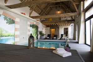 Una piscina cubierta, una piscina climatizada