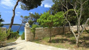 Un camí de pedra que condueix a una paret de pedra amb vista al mar.