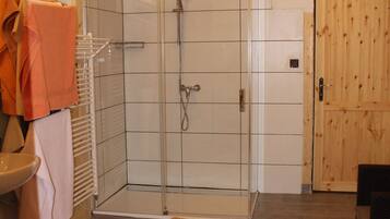 Bathtub, towels, toilet paper