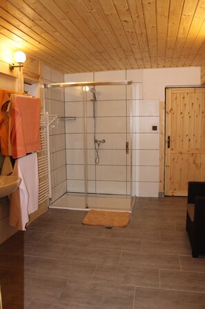 Badewanne, Handtücher, Toilettenpapier