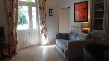 Televisie, een open haard, een dvd-speler en een tafeltennistafel